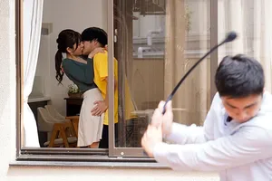 Sau bữa tiệc nhậu, chúng tôi đi hát và đám bạn đã say mèm trừ đồng nghiệp nữ xinh đẹp