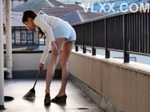 Chị kế nứng lồn và cậu em trai số hưởng