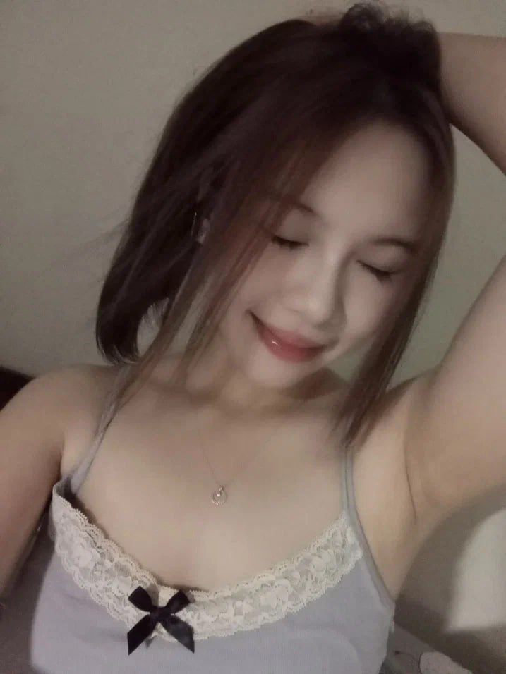 Nữ thần người mẫu tuyệt đẹp! Bạn ơi, quan hệ tình dục thật nồng nhiệt! Tất lưới gợi cảm và đôi chân đẹp, con cặc lớn bú liếm lồn, tư thế cưỡi chủ động đưa sâu vào, quá tuyệt và thở hổn hển...
